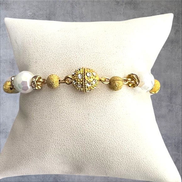 Gold plated bracelet with magnetic clasp plus white beads - Picture 1 of 5